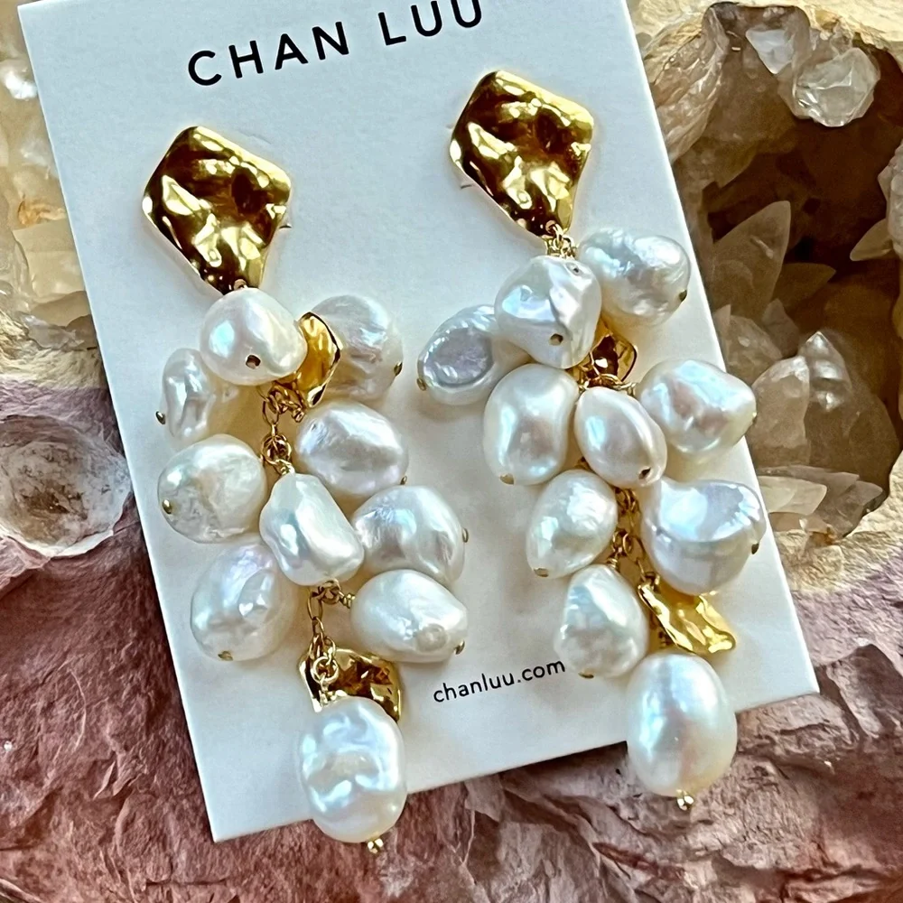 πΊπHPππΊ NWT Anthropologie Chan Luu Gold and Pearl Cluster Chandeliers - Picture 2 of 15
